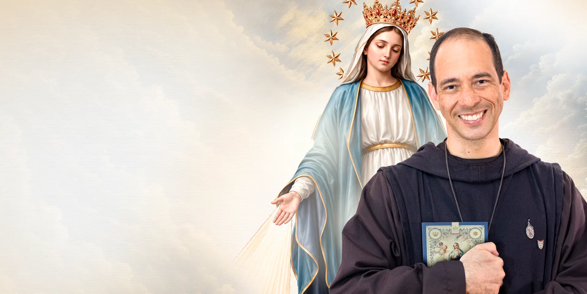 Irmão Luís Maria, sorrindo, com um livro junto ao peito, diante da imagem de Nossa Senhora coroada