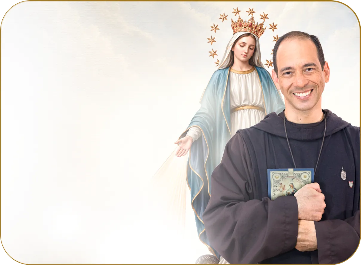Irmão Luís Maria, sorrindo, com um livro junto ao peito, diante da imagem de Nossa Senhora coroada