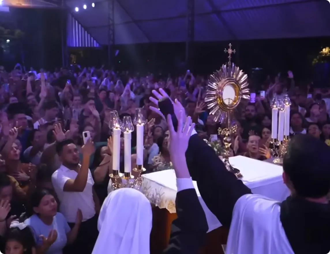 Adoração ao Santíssimo transmitida durante um grande encontro