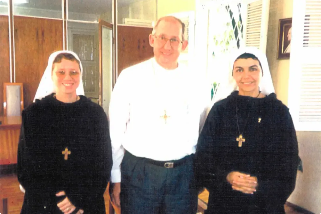 Madre Jane Madeleine e Madre Kelly Patrícia com o arcebispo de Fortaleza