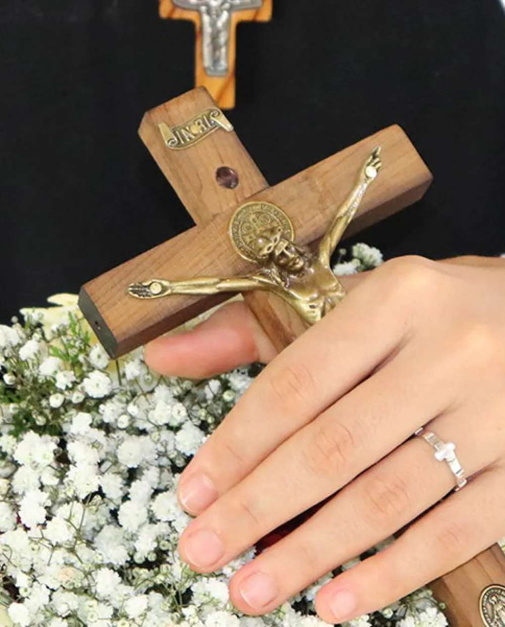 Crucifixo e aliança de uma consagrada