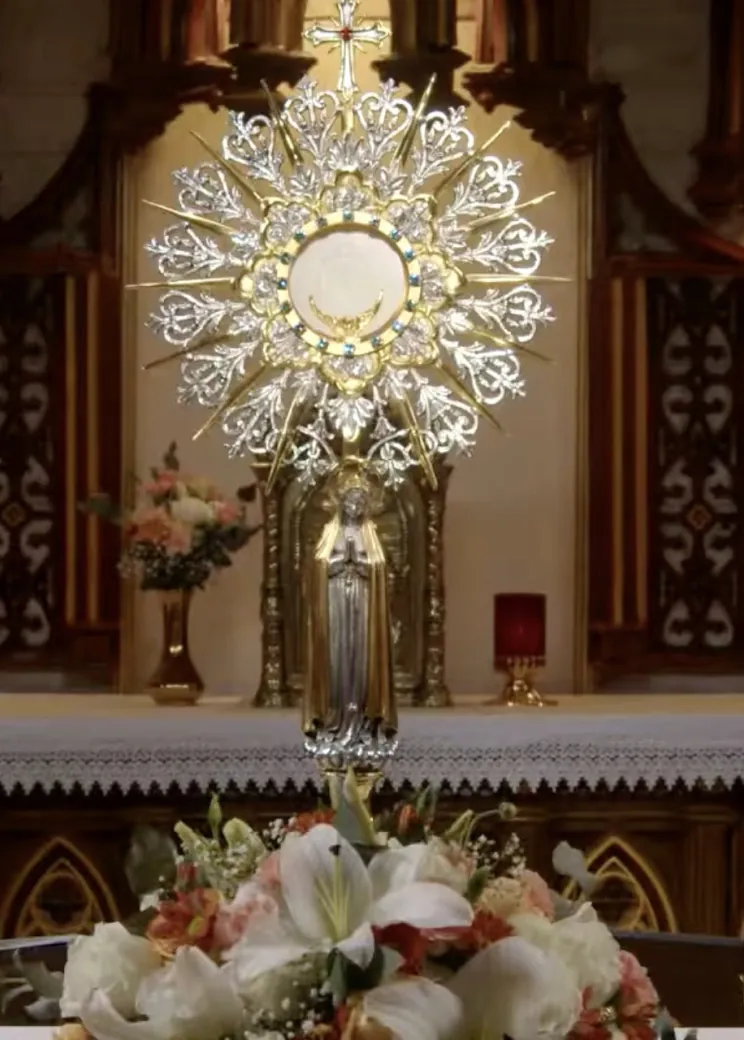 O Santíssimo exposto no altar da capela