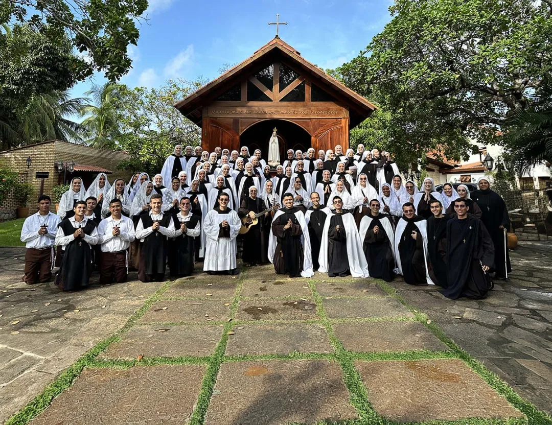 Comunidade de irmãs e irmãos diante da capela