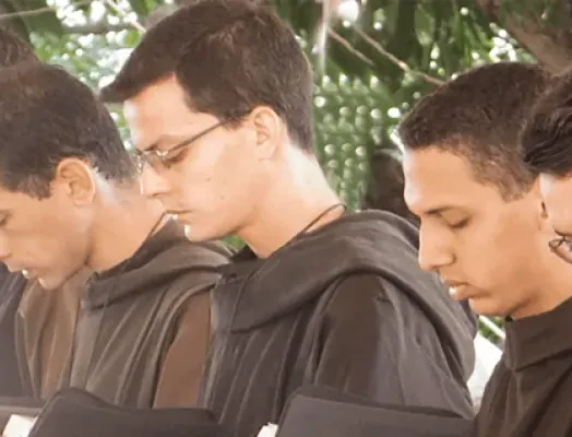 Irmãos em oração comunitária