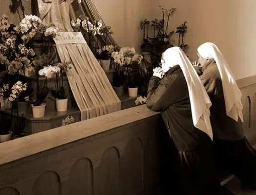 Irmãs em oração, de joelhos