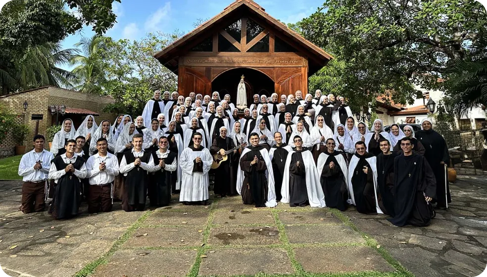 Irmãs e irmãos do Instituto diante da capela