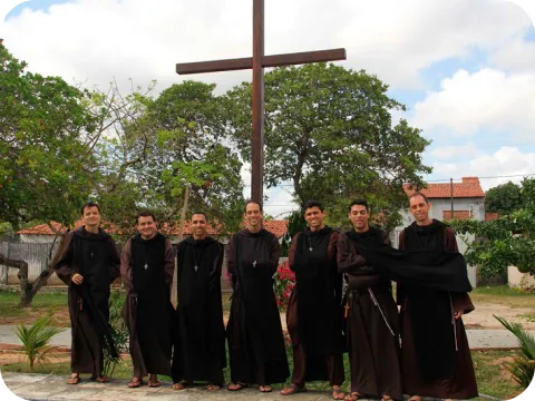 Irmãos do Instituto reunidos ao ar livre
