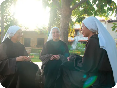 Três Irmãs do Instituto ao ar livre