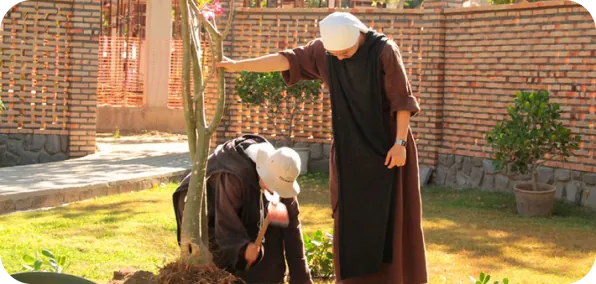 Irmãs no jardim da casa