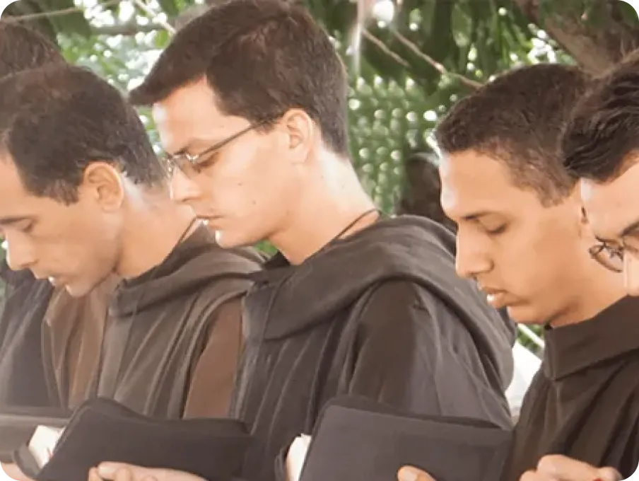 Irmãos em oração comunitária