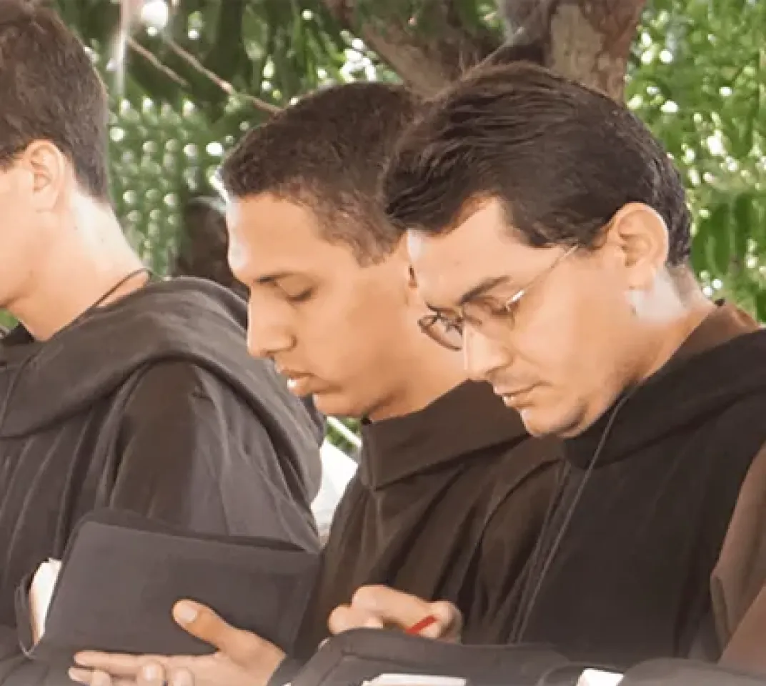 Irmãos do Instituto Hesed em oração comunitária