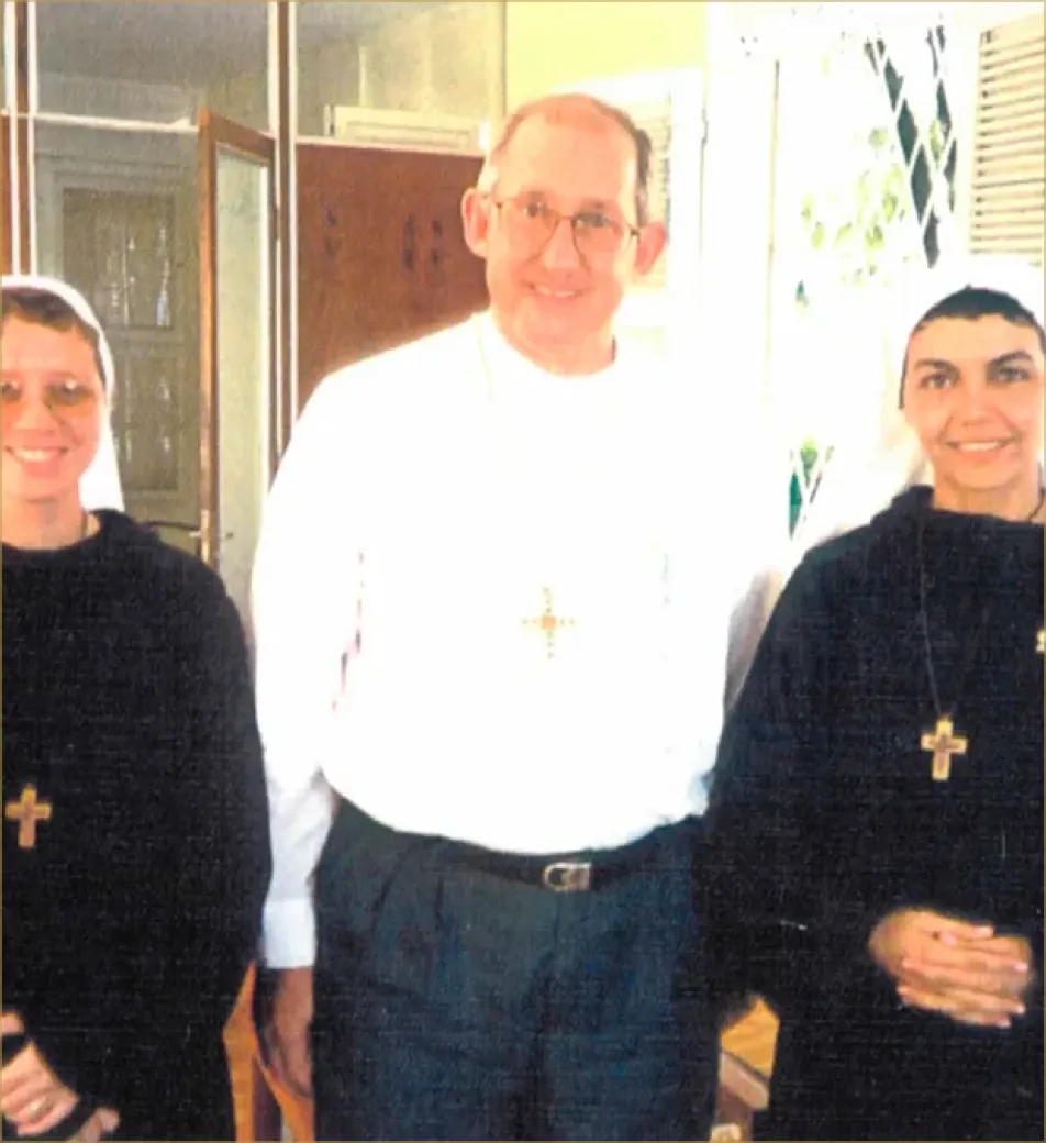 Kelly Patrícia e Jane Madeleine com o arcebispo de Fortaleza