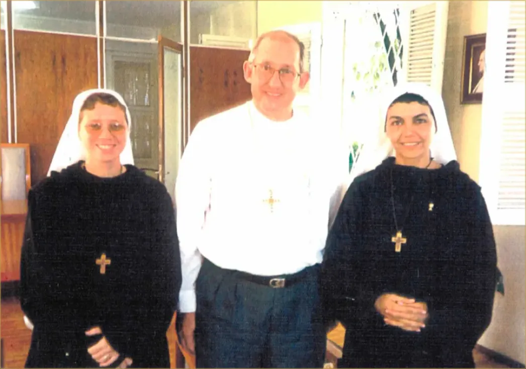 Jane Madeleine e Kelly Patrícia com o arcebispo de Fortaleza