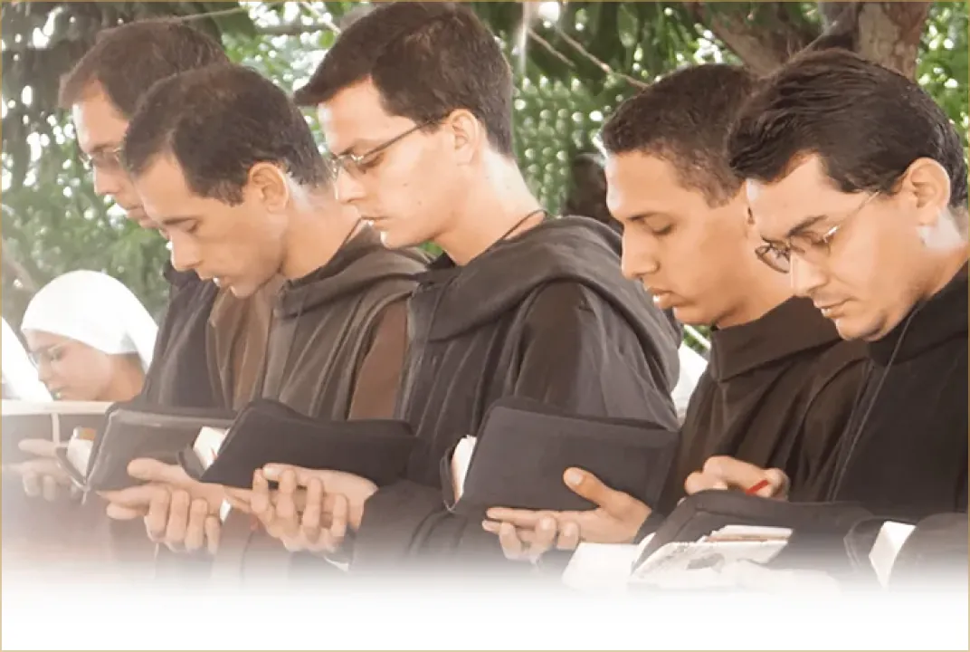 Irmãos do Instituto Hesed em oração comunitária