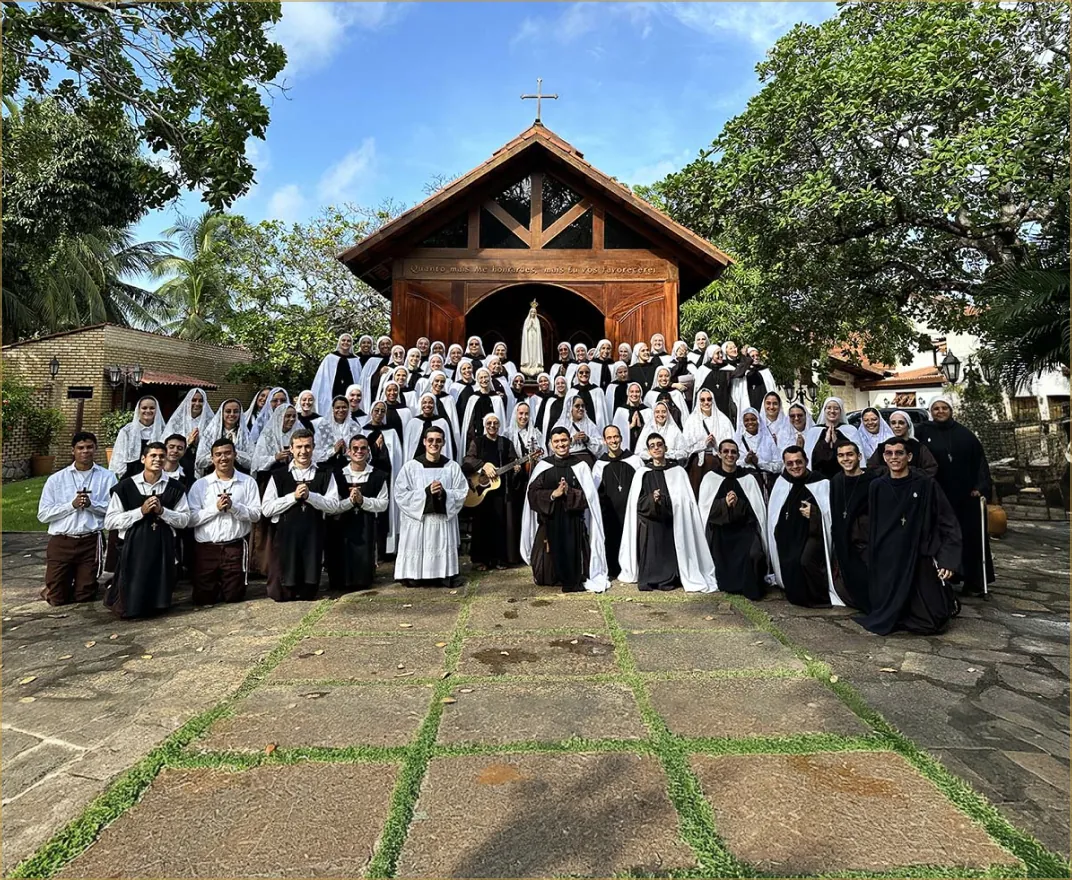 Irmãs e irmãos do Instituto Hesed diante da capela