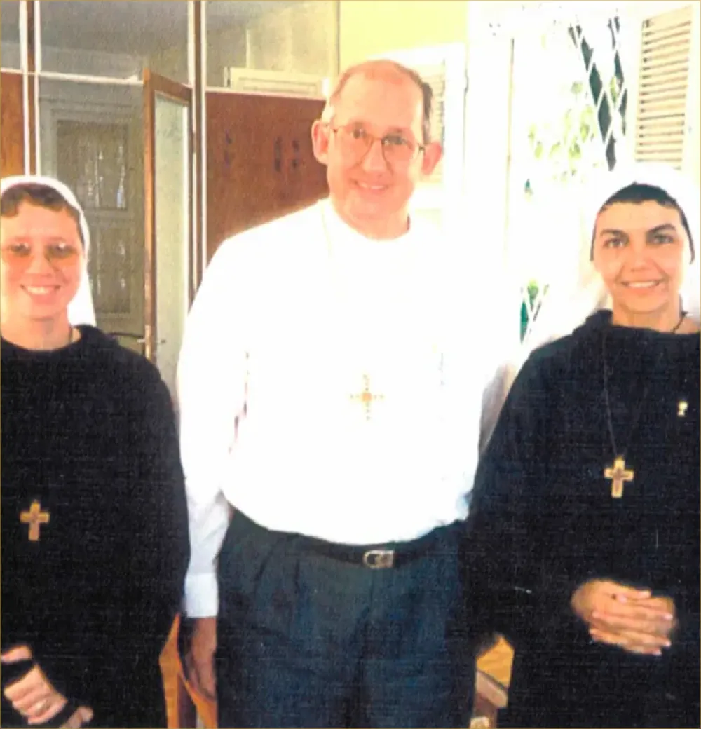 Kelly Patrícia e Jane Madeleine com o arcebispo de Fortaleza