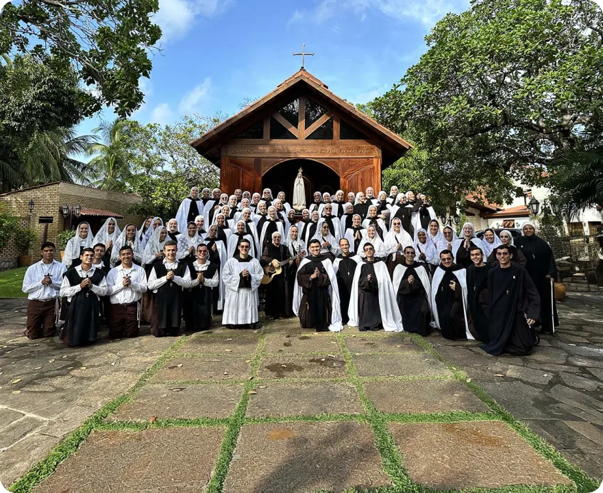 Irmãs e irmãos do Instituto Hesed diante da capela