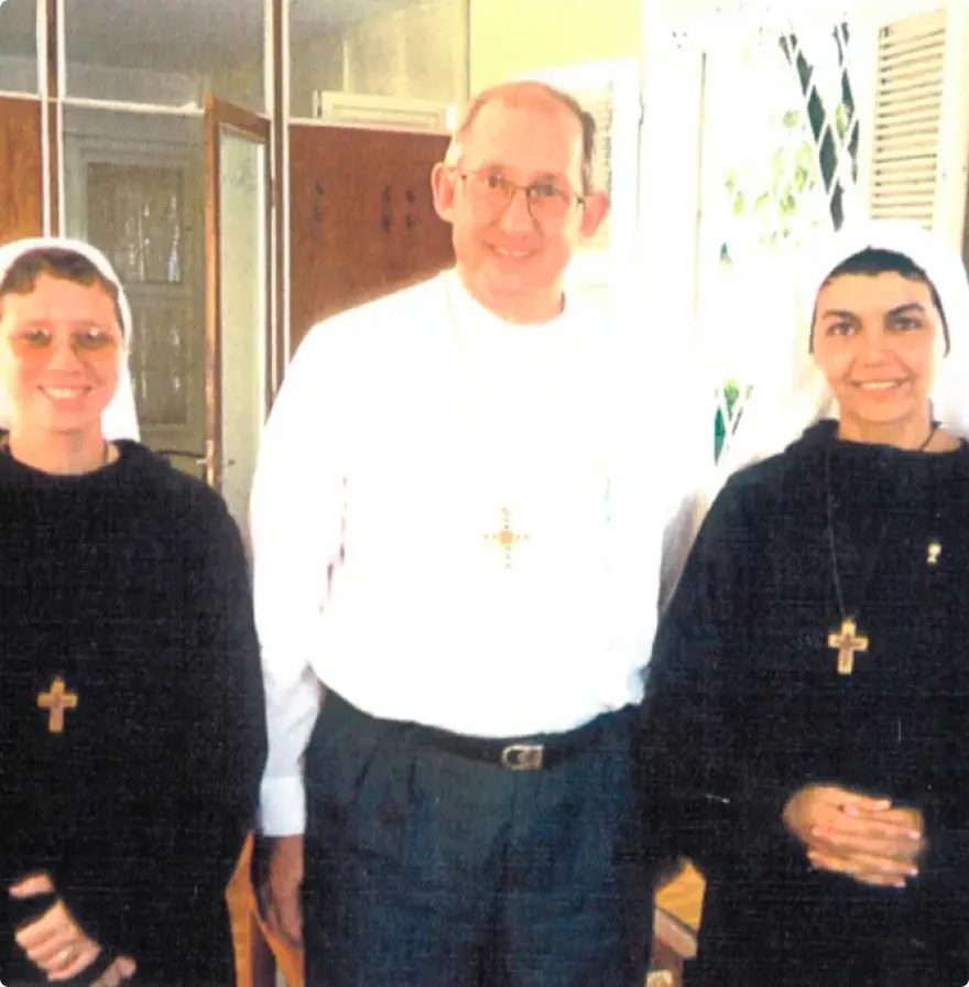 Jane Madeleine e Kelly Patrícia com o arcebispo de Fortaleza