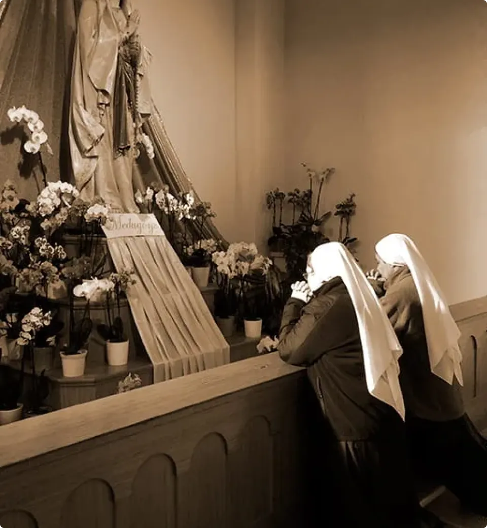 Irmãs do Instituto em oração, de joelhos