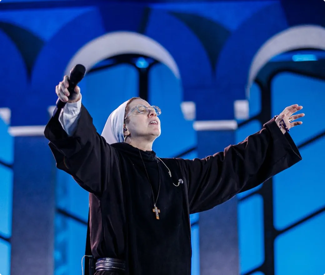 Religiosa cantando em um grande encontro