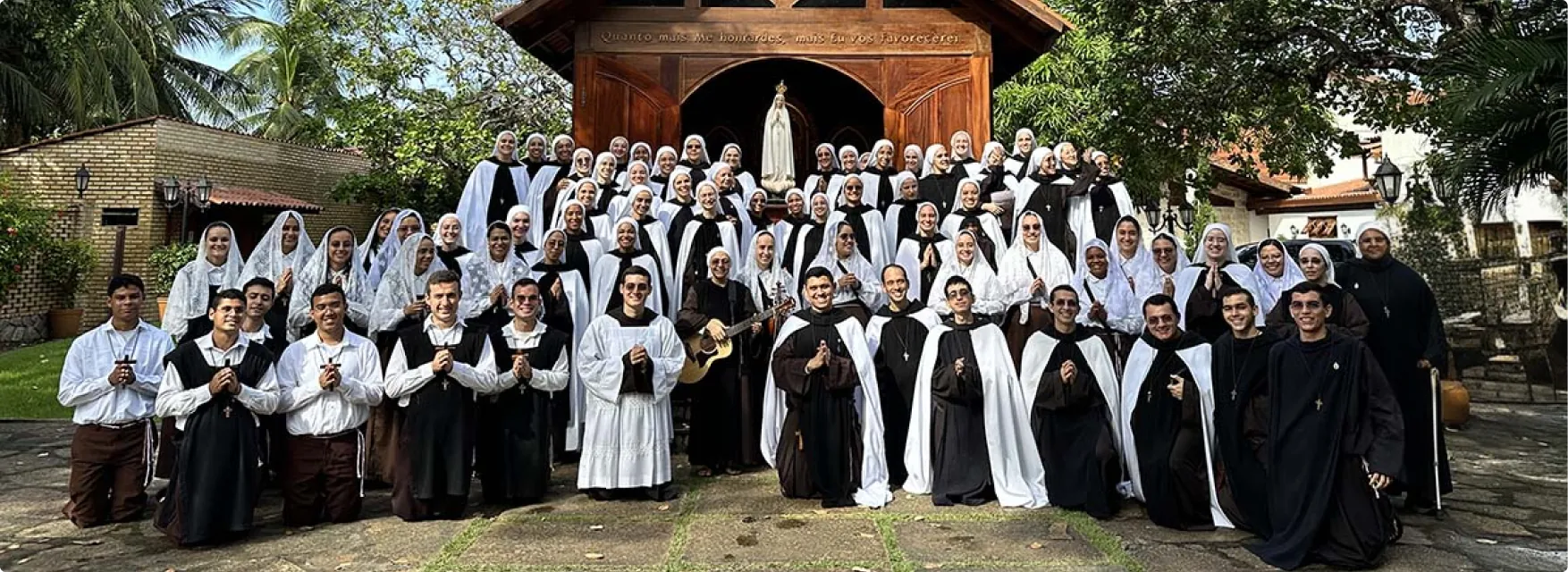 Irmãs e Irmãos do Instituto Hesed diante da capela
