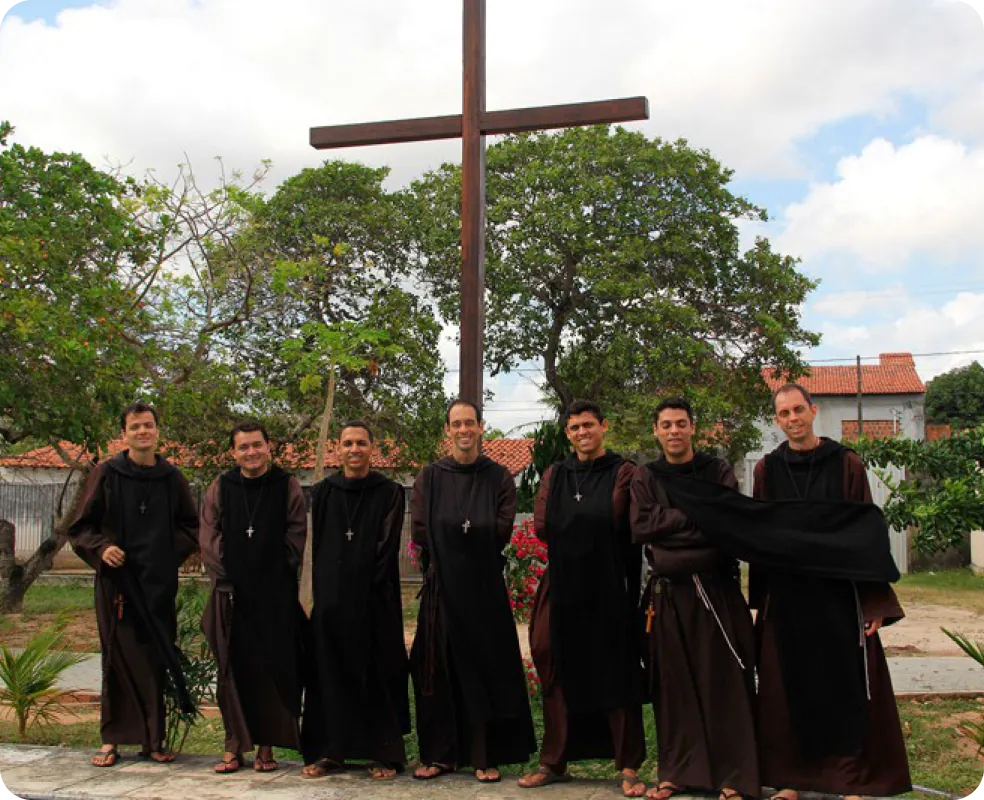 Irmãos do Instituto Hesed reunidos ao ar livre