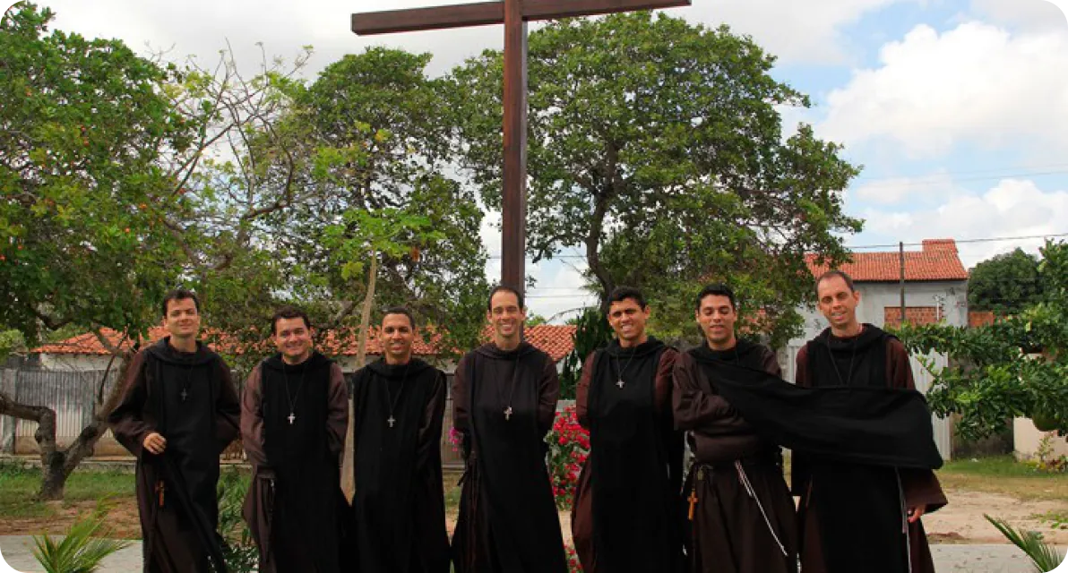 Irmãos do Instituto Hesed reunidos ao ar livre