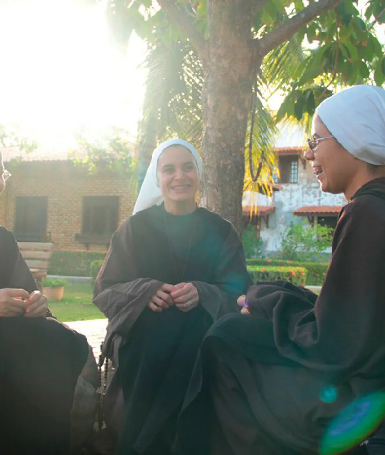 Três Irmãs do Instituto Hesed ao ar livre