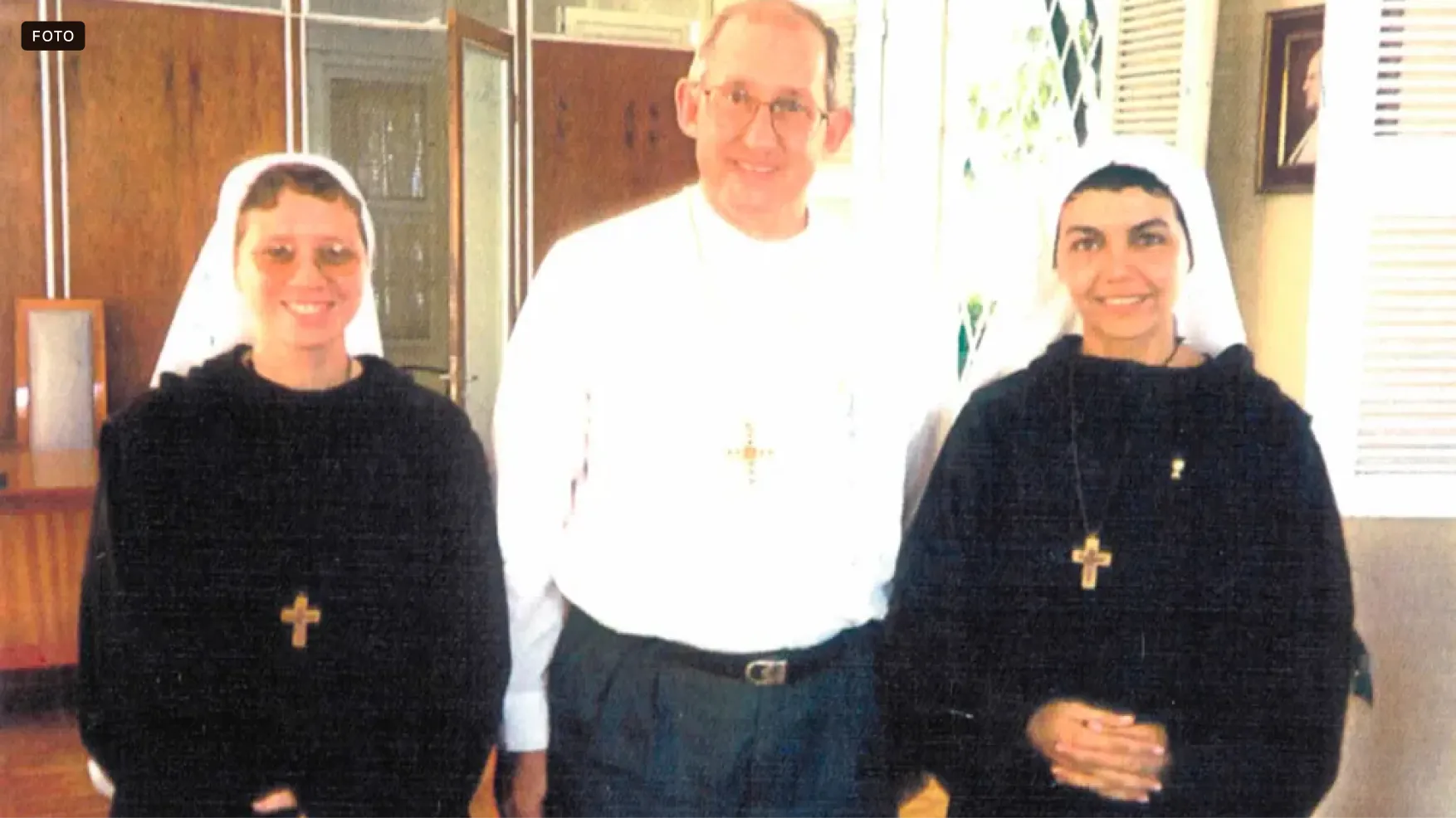 Kelly Patrícia e Jane Madeleine com o arcebispo de Fortaleza