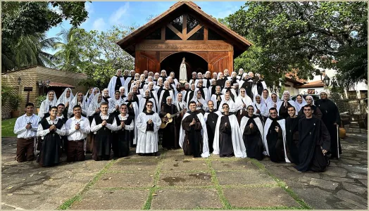Comunidade reunida diante da capela