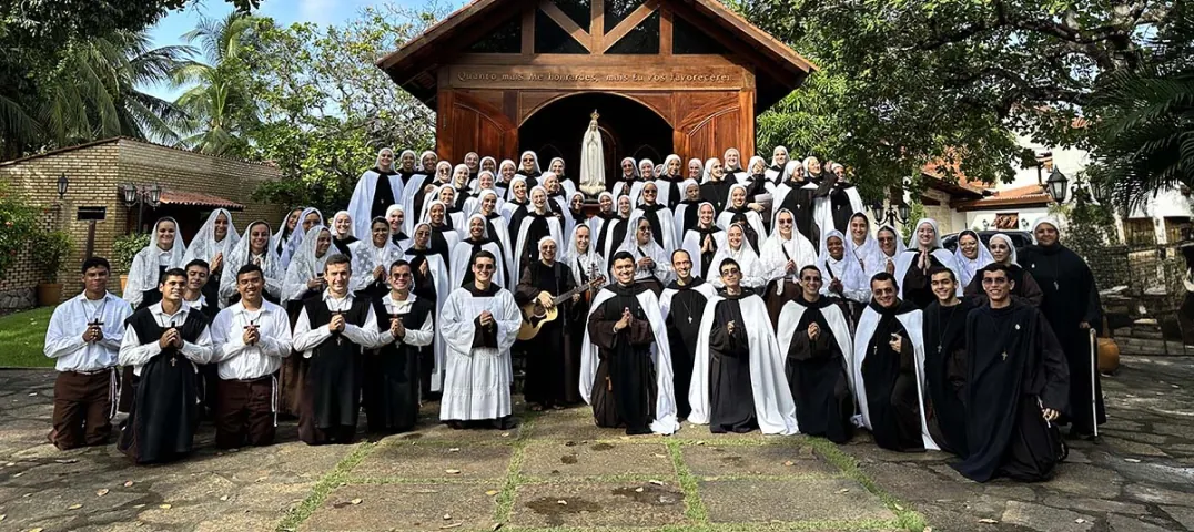 Comunidade reunida diante da capela