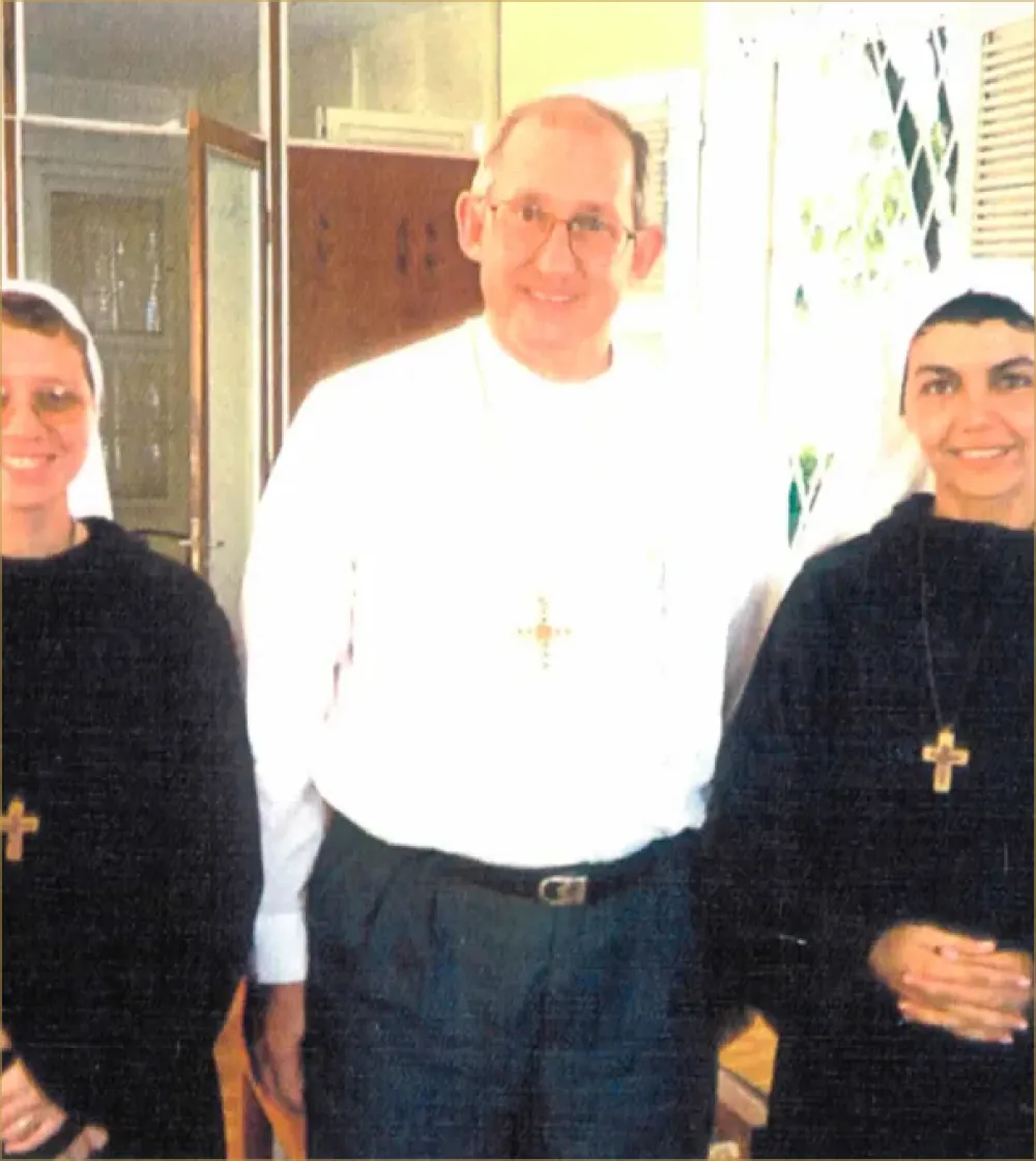 Kelly Patrícia e Jane Madeleine com o arcebispo de Fortaleza