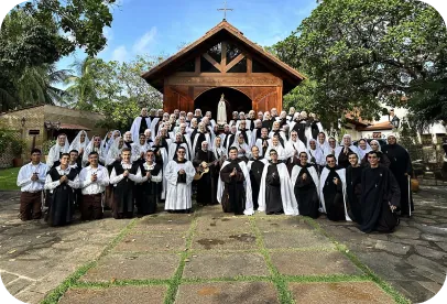Irmãos e irmãs diante da capela