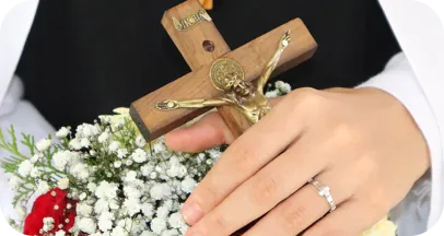 Crucifixo e aliança de uma consagrada