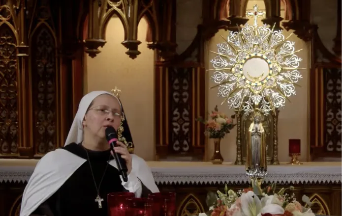 Irmãs em adoração diante do Santíssimo