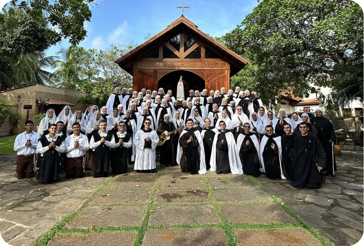 Comunidade reunida diante da capela