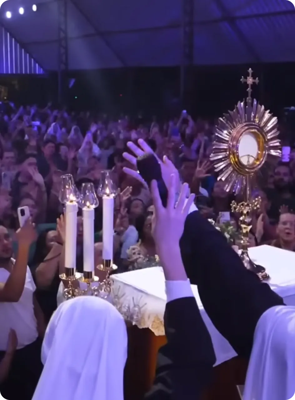 Adoração ao Santíssimo com o povo, em um grande encontro